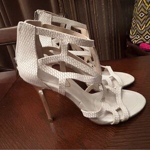 BCBGENERATION white pump with metallic heel size 6